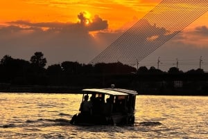 Riga: passeio de barco particular à noite ou ao pôr do sol