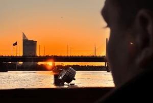 Riga: passeio de barco particular à noite ou ao pôr do sol
