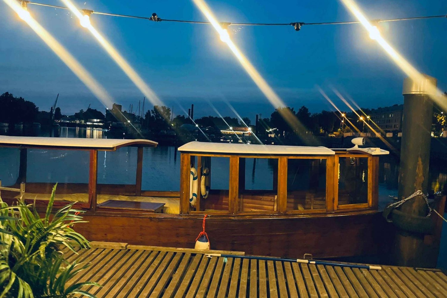 Riga: passeio noturno particular de barco no canal e no rio Daugava