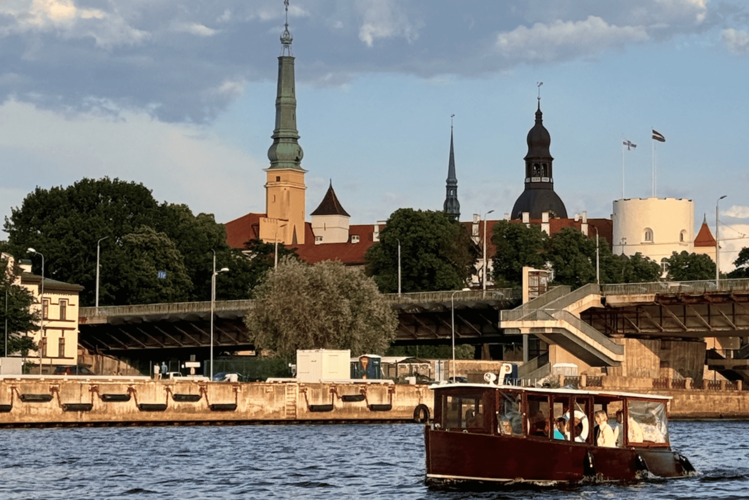 Riga: Privétour door de kanalen van Riga met Riga Black Balsam