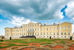 Riga: tour privato alla Collina delle Croci e al Palazzo di Rundāle