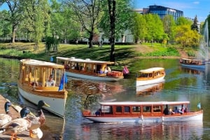 Excursão turística de Riga em barco pelo canal