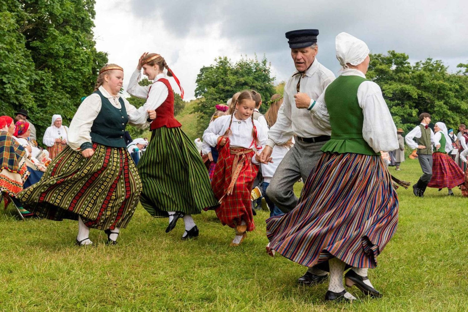 Riga: cena tradicional letona con espectáculo folclórico privado