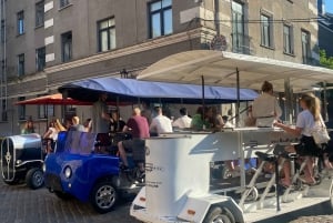 Ruta en bicicleta por el casco antiguo de Riga y visita guiada a un pub