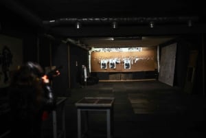 Spara con armi vere nel poligono di tiro a Riga, in Lettonia