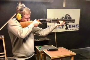 Schieß mit echten Waffen auf dem Schießstand in Riga, Lettland