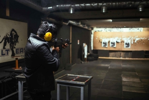 Schiet met echte wapens op de schietbaan in Riga, Letland