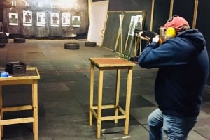 Dispara con armas reales en el campo de tiro de Riga, Letonia