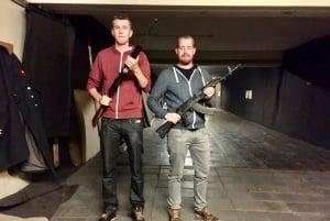 Dispara con armas reales en el campo de tiro de Riga, Letonia