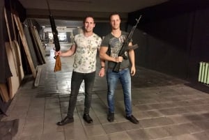 Schieß mit echten Waffen auf dem Schießstand in Riga, Lettland