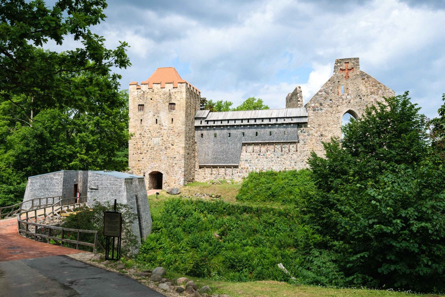 Sigulda Day Tour - Castle Ruins, Gūtmaņala Grotto, & More