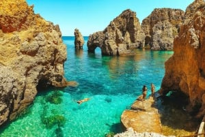 Avventure in Algarve da Lisbona + tour in barca alla grotta di Benagil!