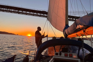 Amazing Lisbon Boat Tour with drinks