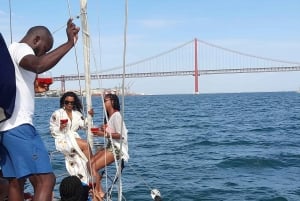 Lissabon: 'Sunset' & 'Day Tours' med båttur, med drink och musik