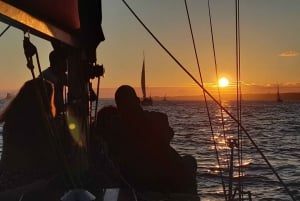 Lissabon: 'Sunset' & 'Day Tours' med båttur, med drink och musik