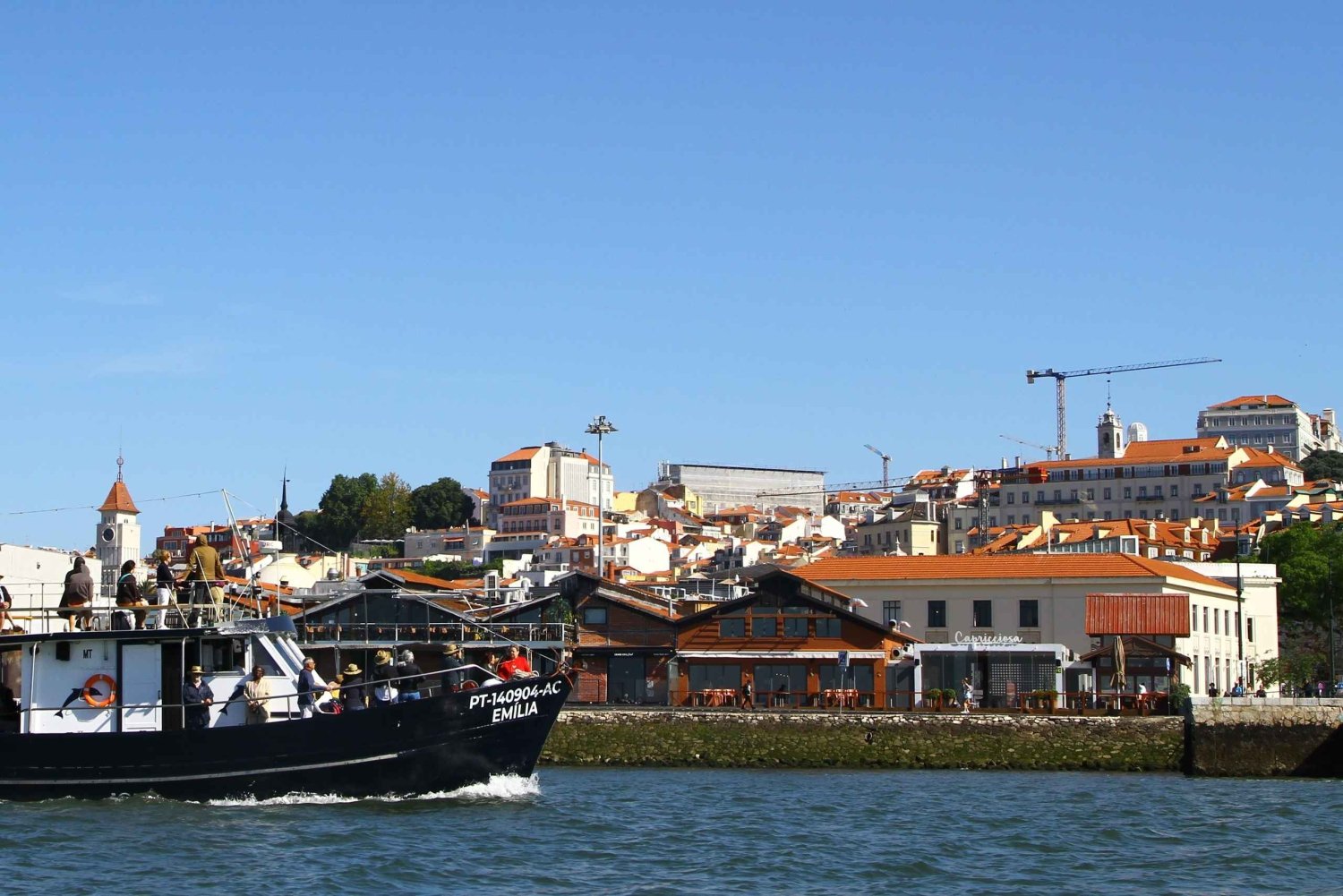 Cascais: Sonnenuntergangsfahrt nach Lissabon mit offener Bar