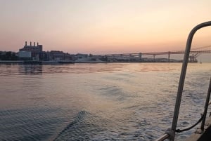Cascais: crociera al tramonto a Lisbona con open bar