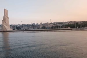 Cascais: crociera al tramonto a Lisbona con open bar