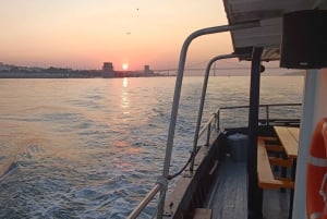 Cascais: crociera al tramonto a Lisbona con open bar
