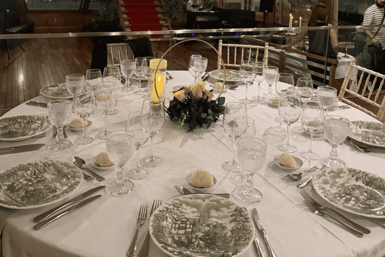 Cruise på restaurantbåt med middag, åpen bar og DJ