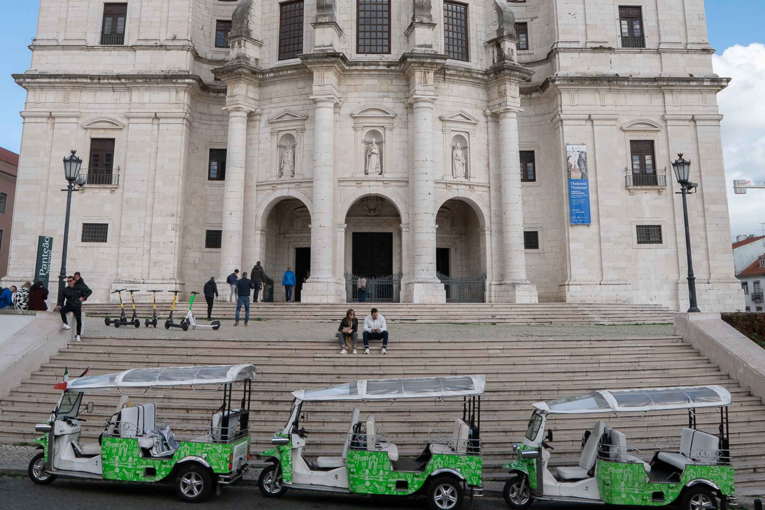 Tour esencial por el casco antiguo de Lisboa en 2 horas: tour privado en tuk-tuk