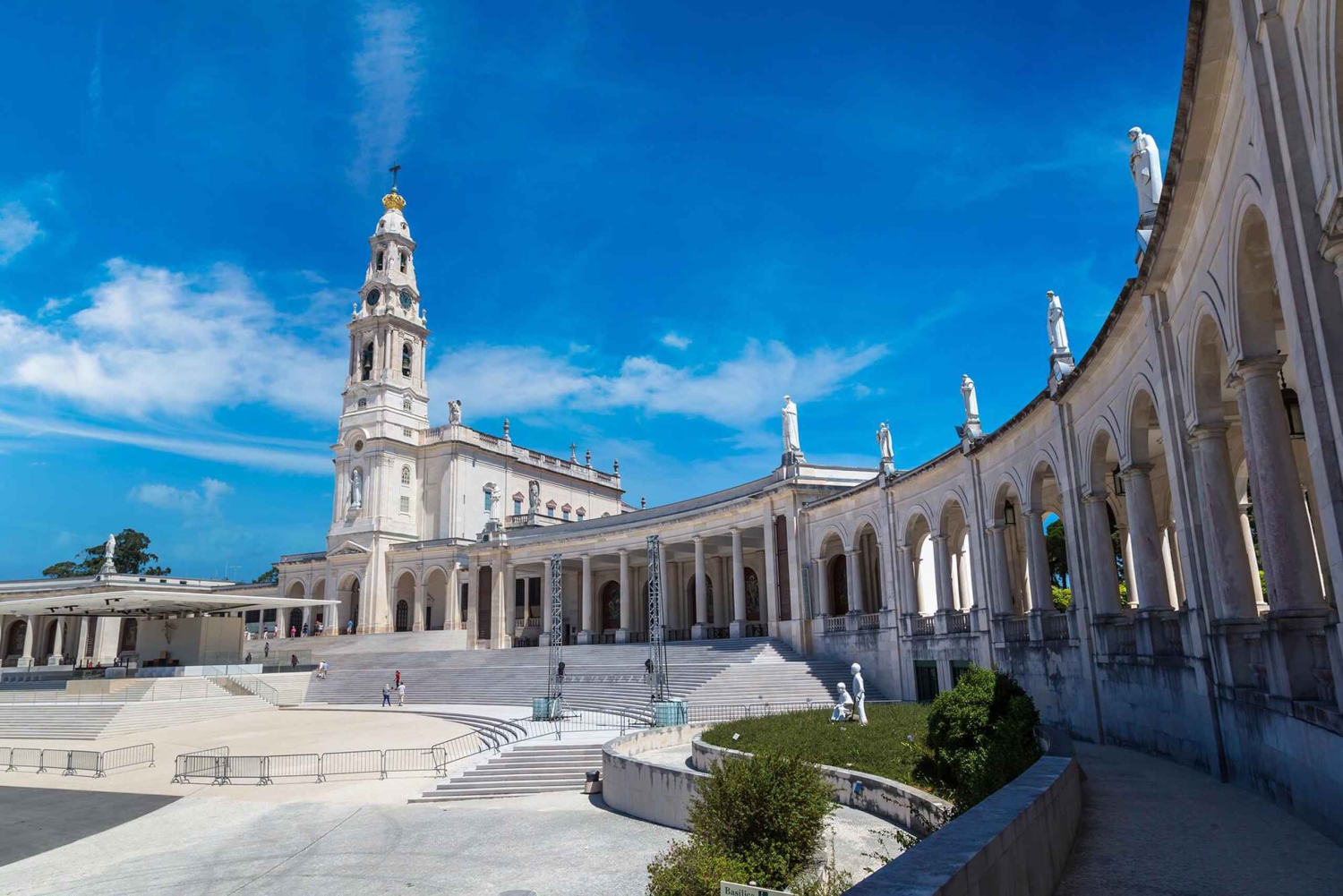 From Lisbon: Private Tour Full-Day Trip in Fátima, Nazaré and Óbidos