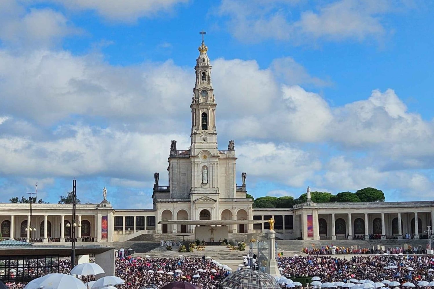 Von Lissabon aus: Heiligtum von Fátima und das Hirtenstädtchen