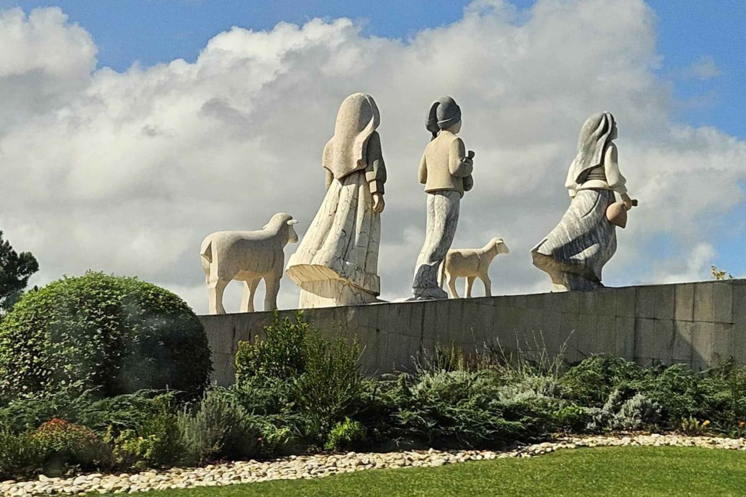 Von Lissabon aus: Heiligtum von Fátima und das Hirtenstädtchen