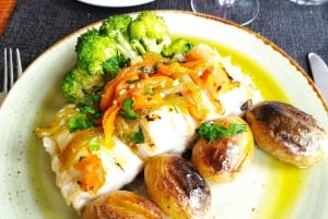 From Lisbon: Tour Sintra, Pena Palace, Regaleira and Cascais