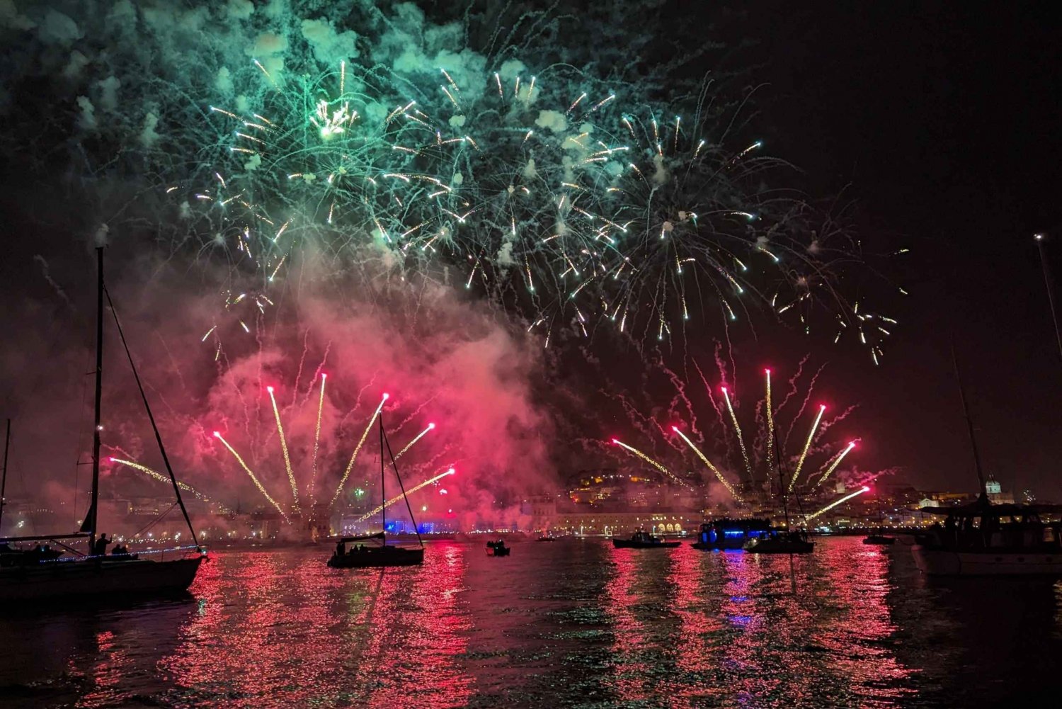 Lisbona: tour in barca privata per un Capodanno da sogno (2,5 ore)