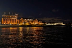 Lisbonne : Sortie en bateau privée pour un Nouvel An éblouissant (2h30)