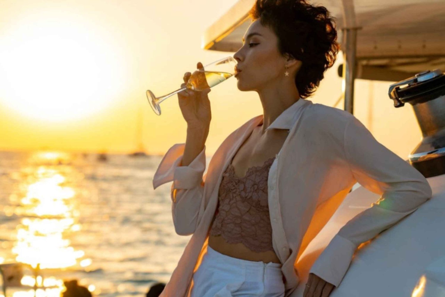 Lisboa: Luxury sunset catamaran with drinks