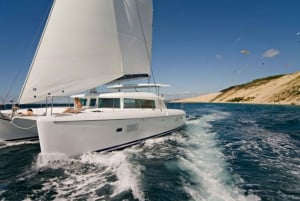 Lissabon: Luxe catamaran bij zonsondergang met drankjes