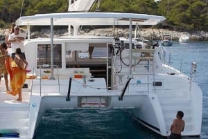 Lissabon: Luxe catamaran bij zonsondergang met drankjes