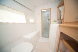 Lissabon: Luxe catamaran bij zonsondergang met drankjes