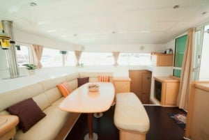 Lissabon: Luxe catamaran bij zonsondergang met drankjes