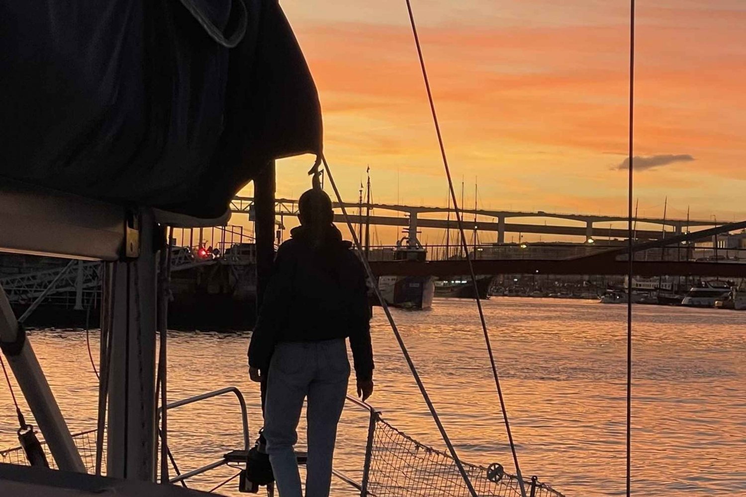 Lisboa: Auringonlaskun purjehdusretki Tagus-joella tervetuliaisjuomalla