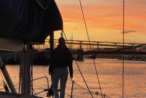 Lisboa:Passeio à vela ao pôr do sol no rio Tejo com welcome drink