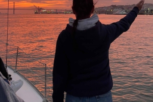 Lisboa:Passeio à vela ao pôr do sol no rio Tejo com welcome drink