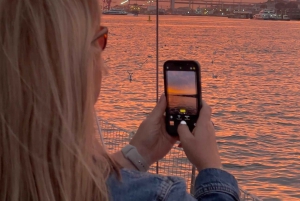 Lisboa:Passeio à vela ao pôr do sol no rio Tejo com welcome drink