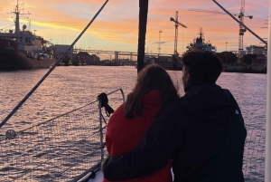 Lisboa:Passeio à vela ao pôr do sol no rio Tejo com welcome drink