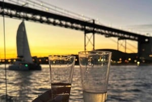 Lisboa:Passeio à vela ao pôr do sol no rio Tejo com welcome drink