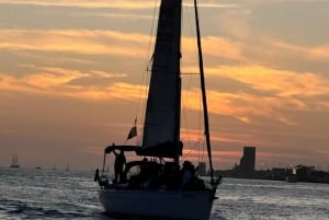 Lisboa:Passeio à vela ao pôr do sol no rio Tejo com welcome drink