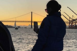 Lisboa:Passeio à vela ao pôr do sol no rio Tejo com welcome drink
