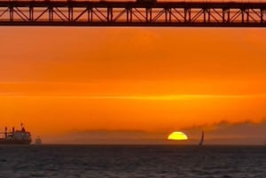 Lisboa:Passeio à vela ao pôr do sol no rio Tejo com welcome drink