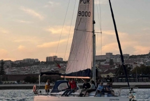 Lisboa:Passeio à vela ao pôr do sol no rio Tejo com welcome drink