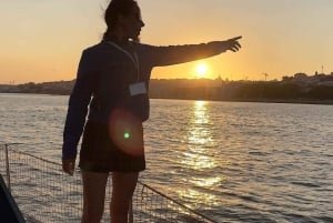 Lisboa:Passeio à vela ao pôr do sol no rio Tejo com welcome drink