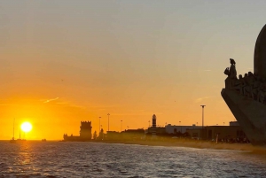 Lisboa:Passeio à vela ao pôr do sol no rio Tejo com welcome drink