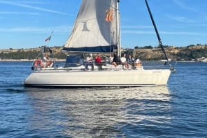 Lisboa:Passeio à vela ao pôr do sol no rio Tejo com welcome drink