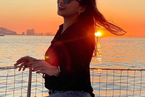 Lisboa:Passeio à vela ao pôr do sol no rio Tejo com welcome drink